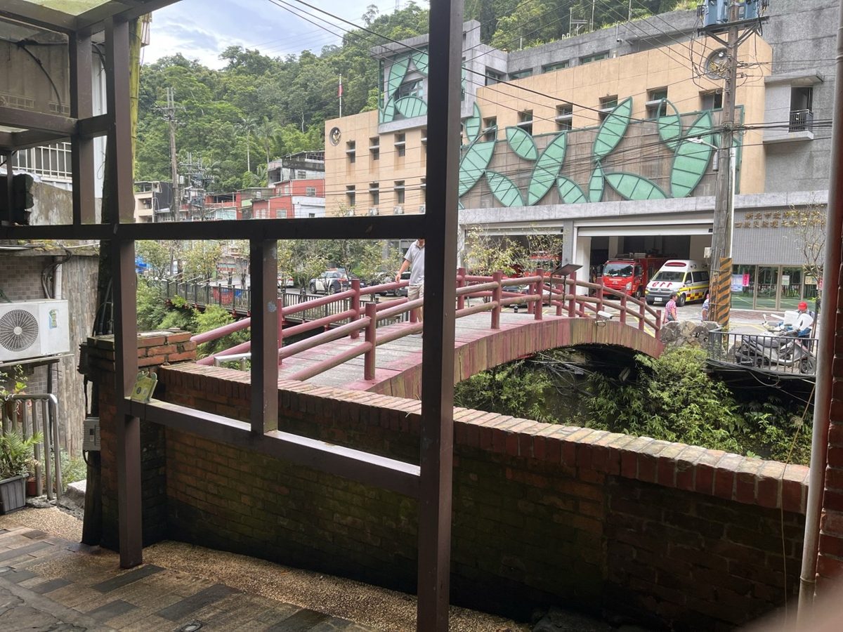 石碇老街端的溪上橋與聚落（2026-07-12）